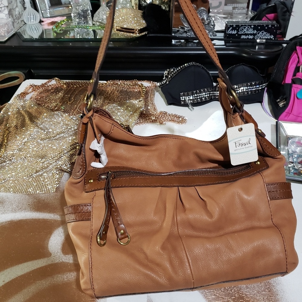 BRAND NEW Fossil genuine leather purse NWT$140.00
